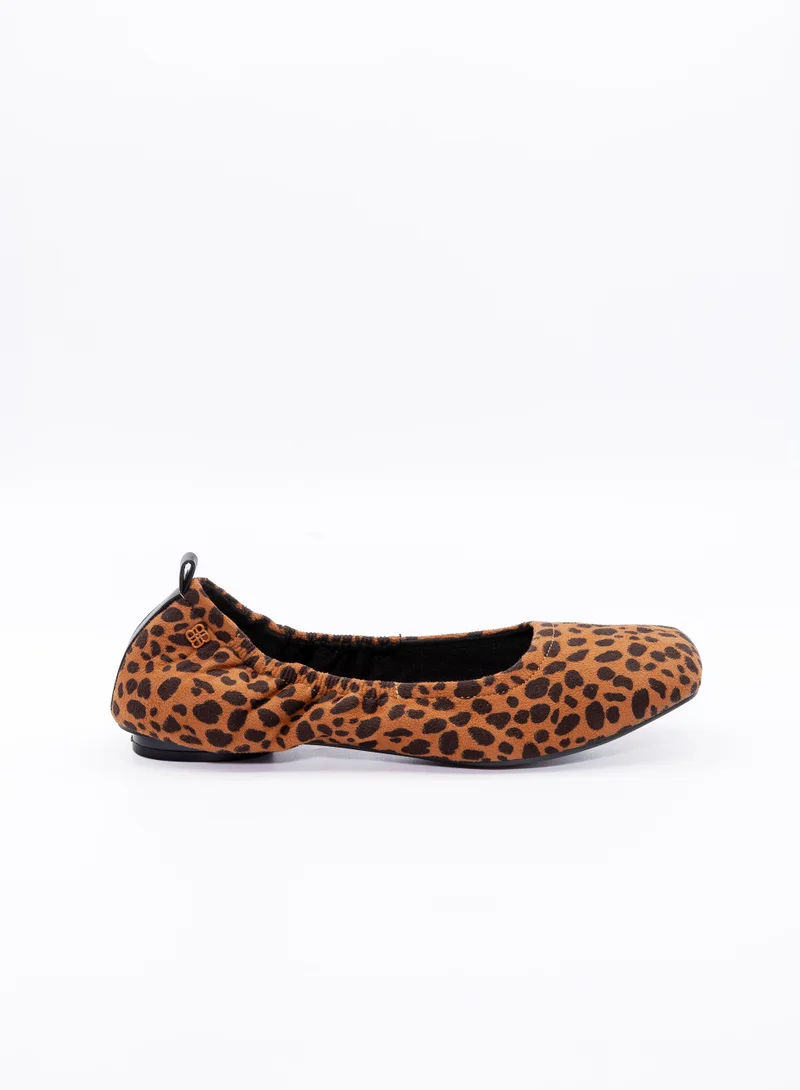 باتا أحذية مسطحة بنقشة مطبوعة